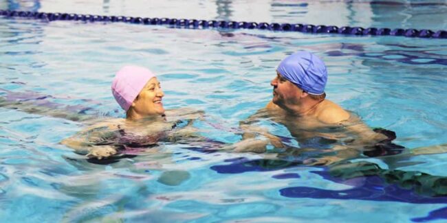 How swimming can help to strengthen your knees Swimming to reduce knee pain